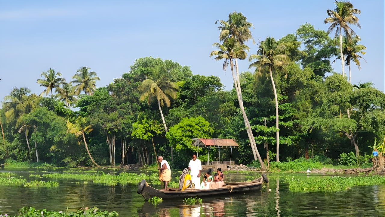 Kerala Tour Package – 4 Nights / 5 Days   (4 Person 3 Start Hotel)