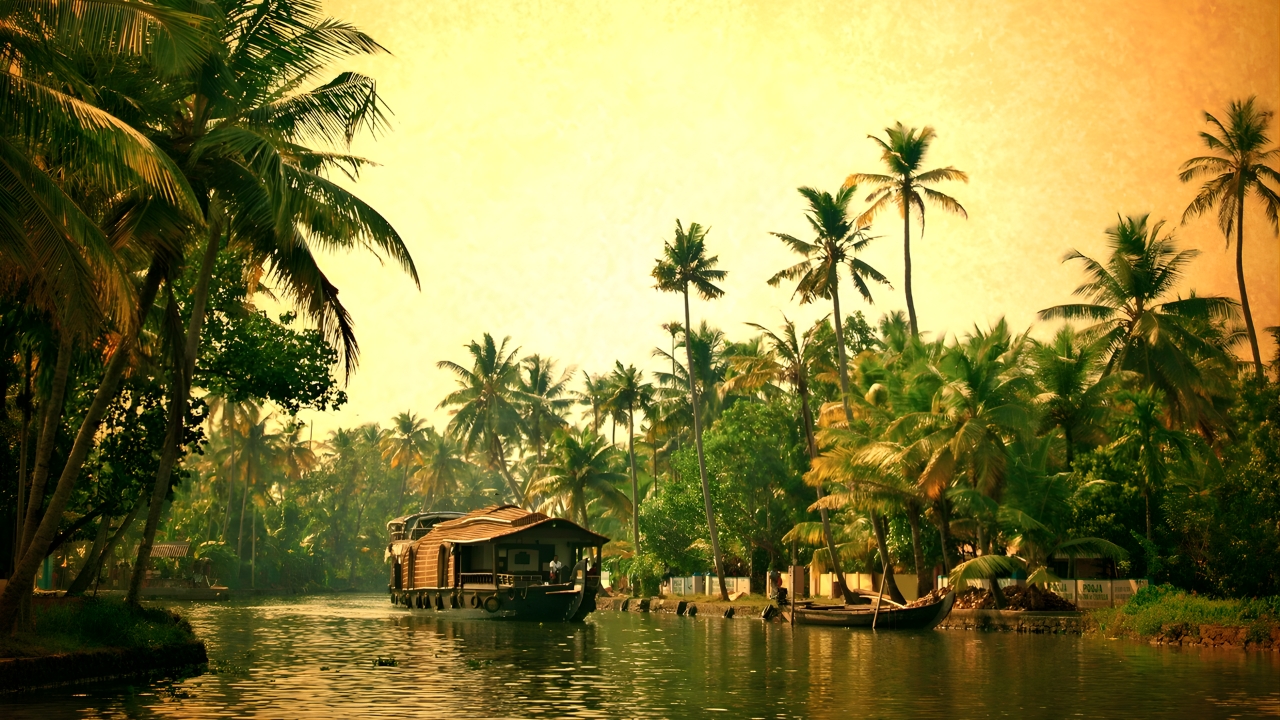 Kerala Tour Package – 4 Nights / 5 Days   (4 Person 4 Start Hotel)